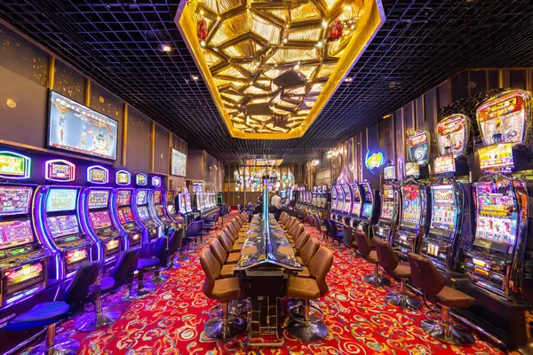 Lähikuva kultaisista kolikoista putoamassa pyörivän rulettipyörän ympärille, kuvaten SPINARA:n mukaansatempaavaa kasinotoimintaa.